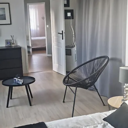 Vero Et Domi *